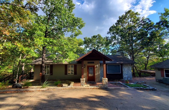 ROCKY RIDGE - Lakefront 5 bdrms, 4 baths, lake views and easy walk to the water!