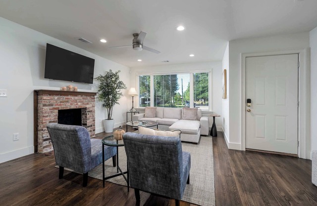 Roll Tide Knoll- 5 min to UA- 6 TVS- 4 BRs