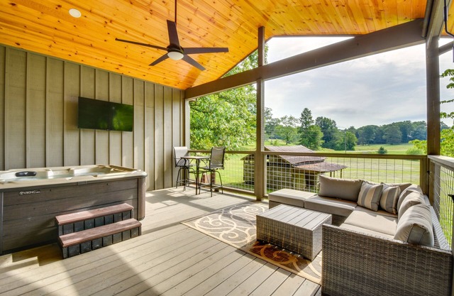 Romantic Couples Cottage, Large Covered Deck with Hot Tub, TV, Couches, Firepit