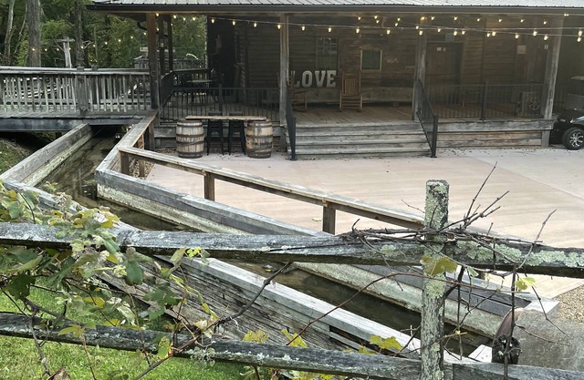 ROMANTIC CREEKSIDE BUNGALOW AT CASCADES AT PARKS MILLnOne bedroom