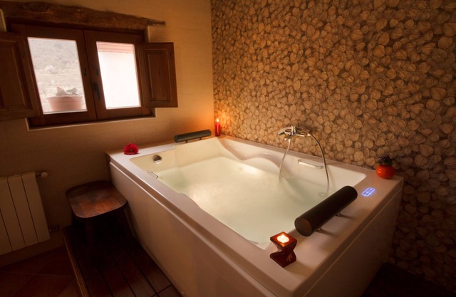 romantic house for 2 or 4 people with jacuzzi