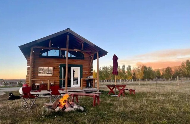 Romantic private Log Cabin with horse pasture