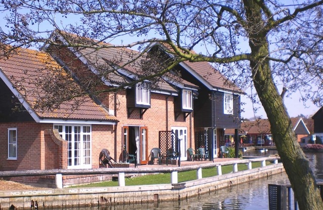 Romantic Riverside Holiday Cottage At Wroxham, Capital of The Broads