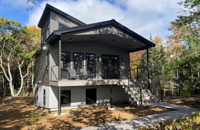 Romantic Waterfront on Whitefish Bay -Lake Superior only 2 miles to Lighthouse