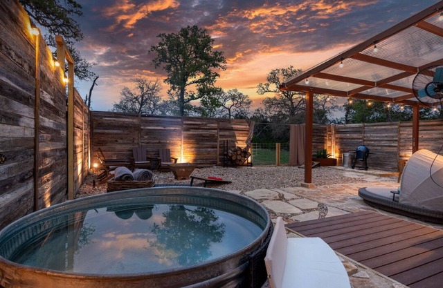 Romantic Wimberley Tiny Luxury Retreat w/sauna & EV charger
