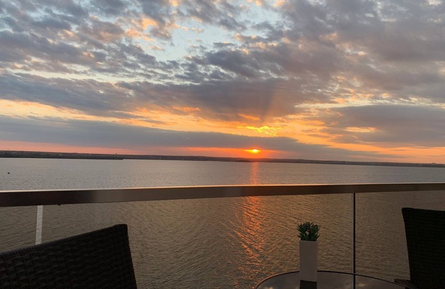 Romantiv Sunset on Lake nnn