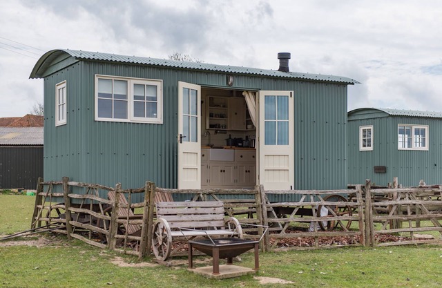 Romney Marsh Huts by Bloom Stays - beautiful shepherds hut that sleeps 4 guests in 2 bedrooms