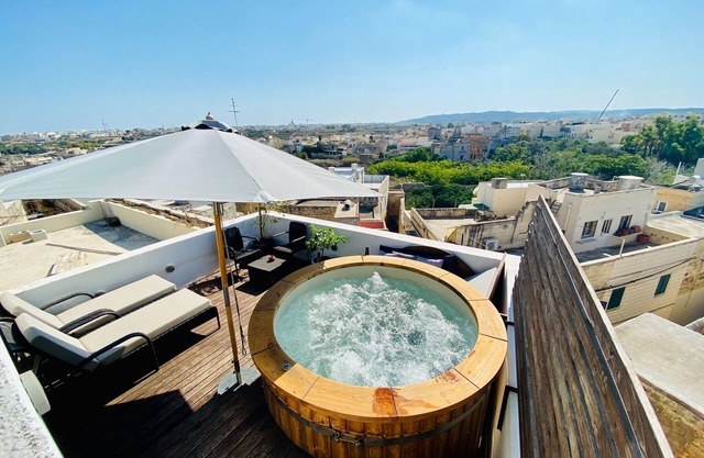 Rooftop Heated Jacuzzi, Fireplace, A Unique Home!