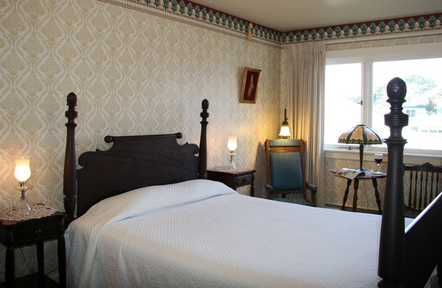 Rooftop view/1890Boston 5pc Mahogany pineapple QUEENBED, dresser/clawfoot tub