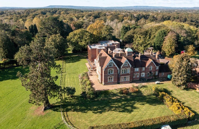 Room-comfortable and Spacious With Sceni