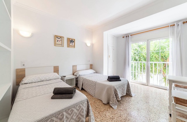 Room 'Doble Individual 11' with Wi-Fi and Air Conditioning