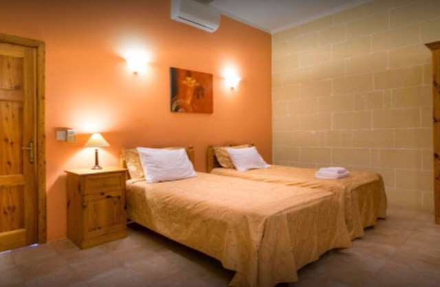 ROOM FOR 4 PEOPLE WITH BATHROOM