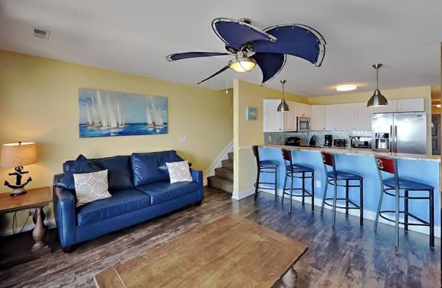 Room for You and Your Friends - 4 BR Directly on Lake Erie max 12 ppl CON 202