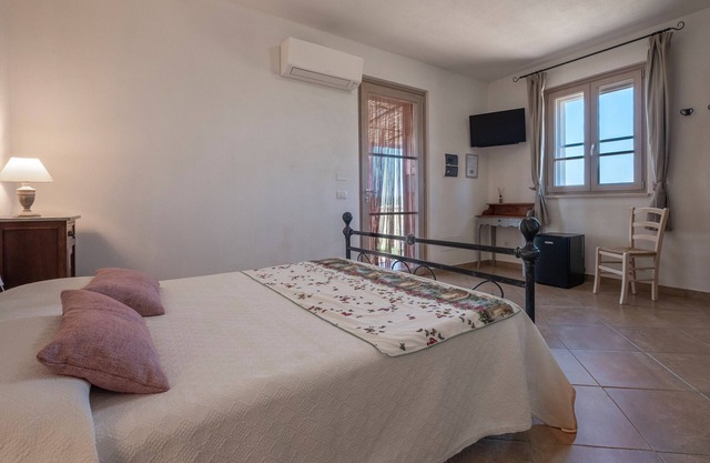 Room 'Giusti - 5 Sughera' with Shared Garden, Wi-Fi and Air Conditioning