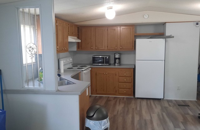 Room in mobile home with WiFi, AC, free washer & dryer. 5 miles from Blue Oval