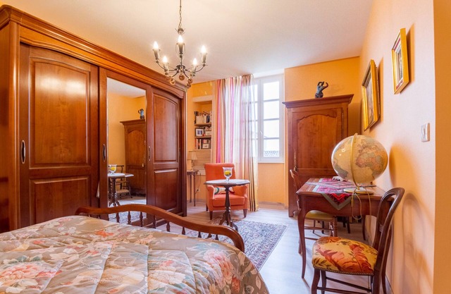 Room ORANGE, Bed and Breakfast Saint Roch, indoor heated pool