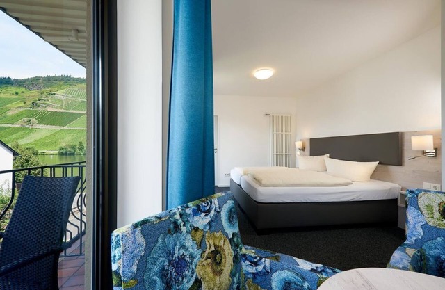 Rooms with a view of the Moselle - Moselhotel Sonnenuhr