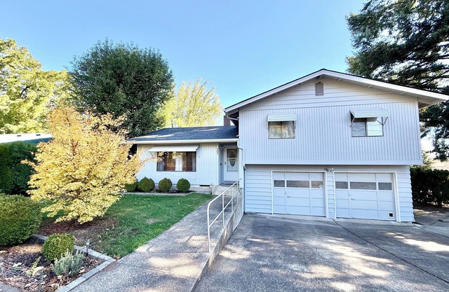 Roomy 3BR base in Philomath, near OSU and within 50 min of the coast with AC.