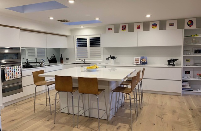 Roomy Duplex with water views. Steps away from Castle Rock Beach