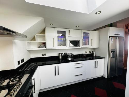 Roomy home 1 level Free Parking