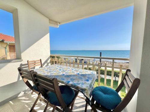 Rosanna, terrazza vista mare, 2 camere, clima e 2 posti auto a soli 50 m dal mare! by Alfareal