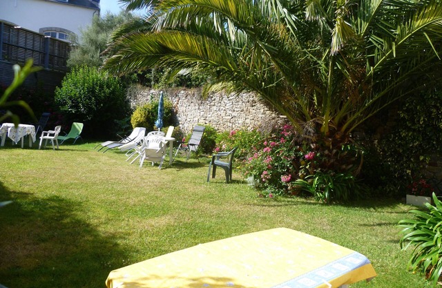 ROSCOFF close to beaches, shops, restaurants 2/3 pers APARTMENT with garden