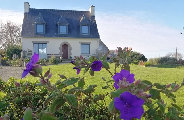 ROSCOFF: PLEASANT LARGE HOUSE WITH GARDEN, SEA VIEW, CLOSE TO THE BEACHES
