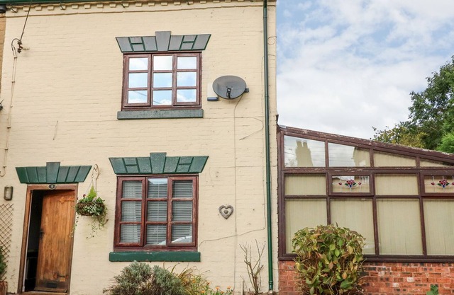 ROSE COTTAGE, pet friendly, with hot tub in Forsbrook