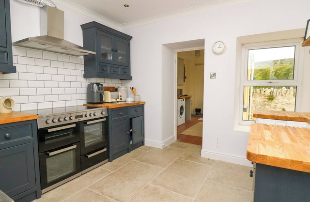 ROSEWALL, pet friendly, character holiday cottage in Dinas Cross