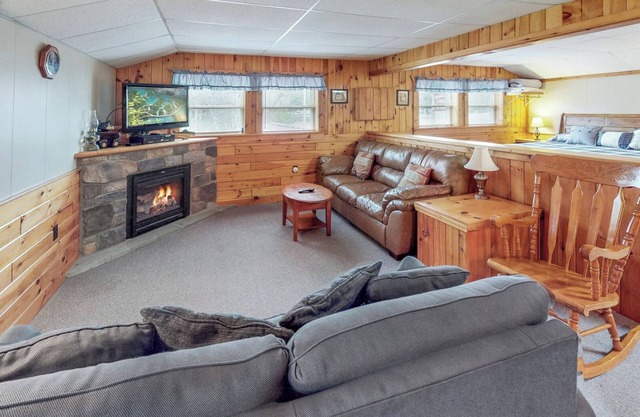 Rough Cut Lodge - Suite 1 with balcony and hot tub