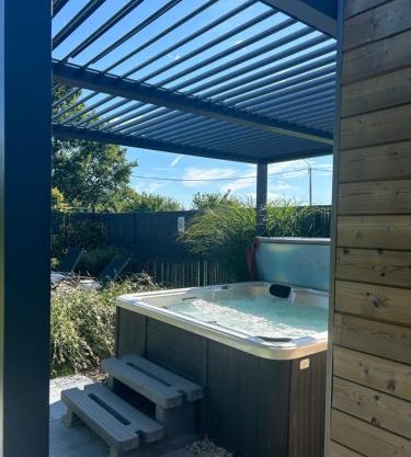 Roulotte du puits avec jacuzzi et sauna privatif