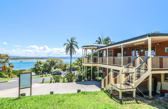 ROUND HILL HOUSE 1770 - waterfront views