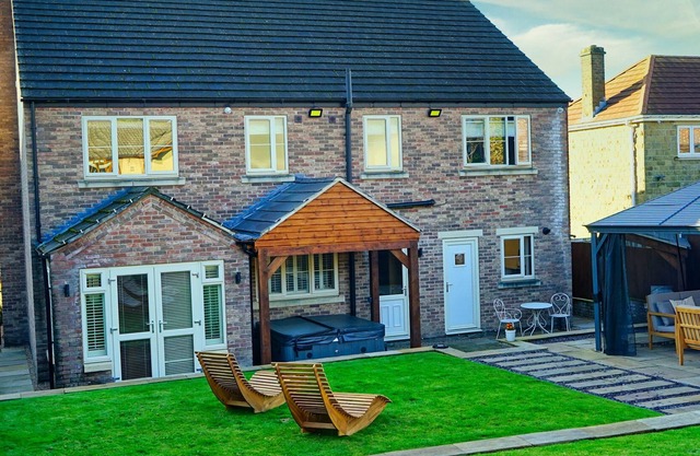 ROWAN HOUSE, pet friendly, with hot tub in Millhouse Green