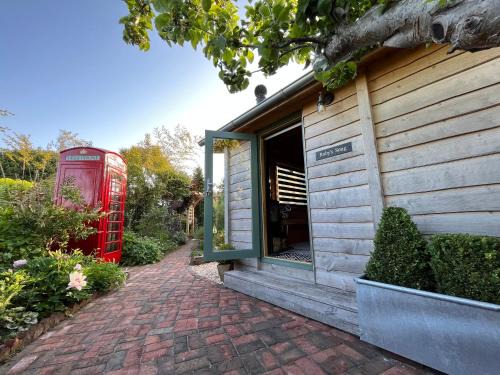 Rubys Retreat Stylish Log Cabin-Hidden Garden