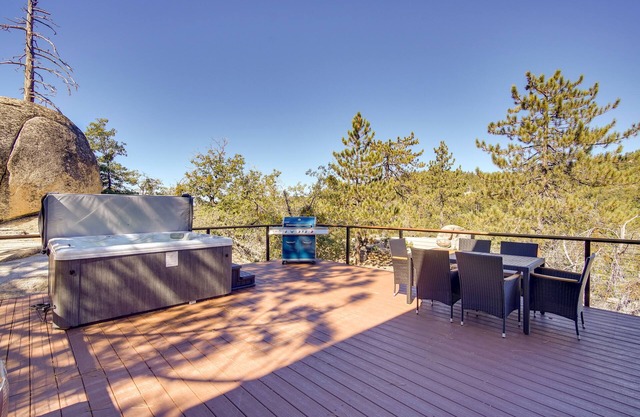 Running Springs Cabin w/Spacious Deck + Hot Tub!
