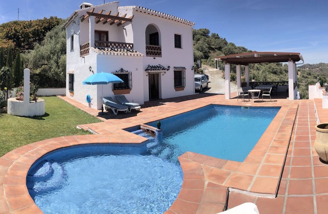 Rural house 15 minutes away from the beach. Private swimming pool and free WIFI