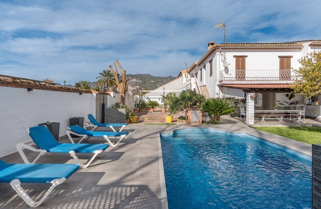 Rural House 'Cortijo El Almimbral' with Mountain Views, Private Pool and Wi-Fi