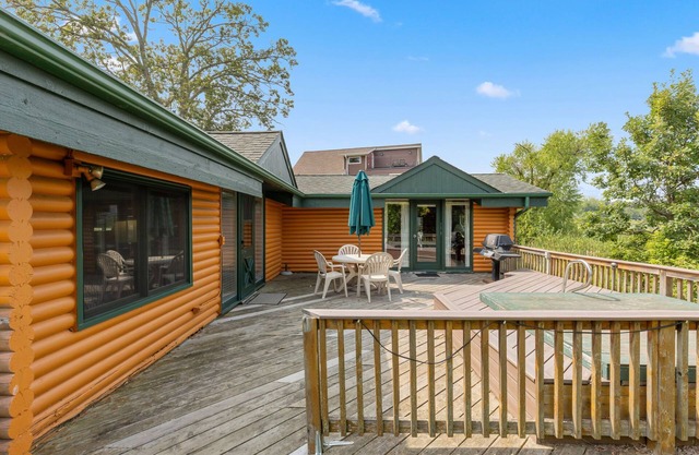 Rustic 2BR Cabin with Deck Overlooking Golf Course
