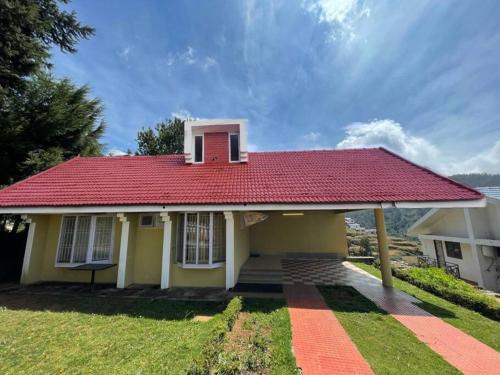 Rustic 3-BR Villa w/Front & Back Yards in the mountains