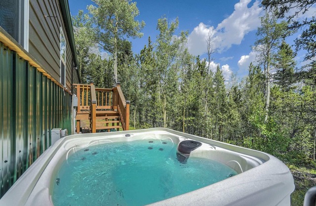 Rustic 3BR Home with Hot Tub, Peak View near Cripple Creek