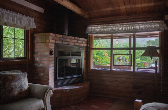Rustic Cabin for 2 in Oak Creek Cabin