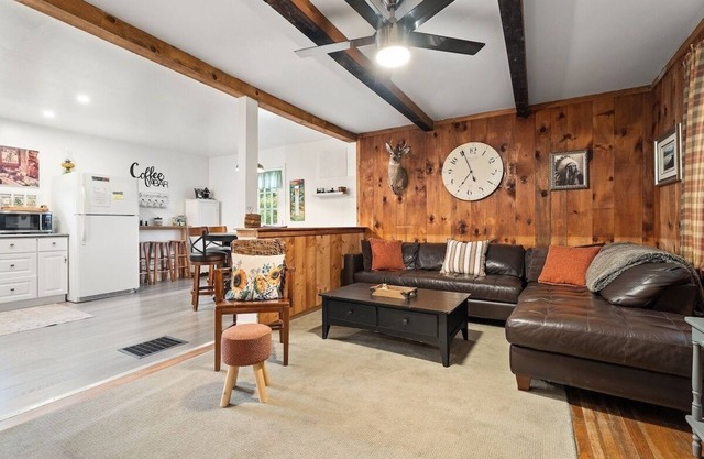 Rustic Cabin Getaway Close to Everything Fun!