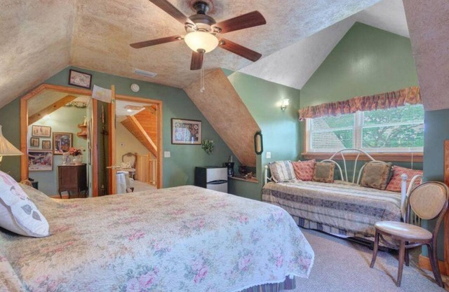 Rustic Cabin Retreat in the Antiques Room at the Cabin On The Lake!