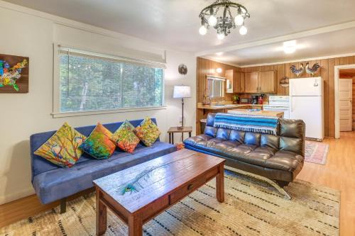 Rustic Cabin with Patio 8 Mi to Kings Canyon Park