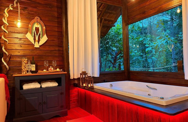 Rustic chalet in the middle of the forest 14 km from Balneário Camboriú, super private.