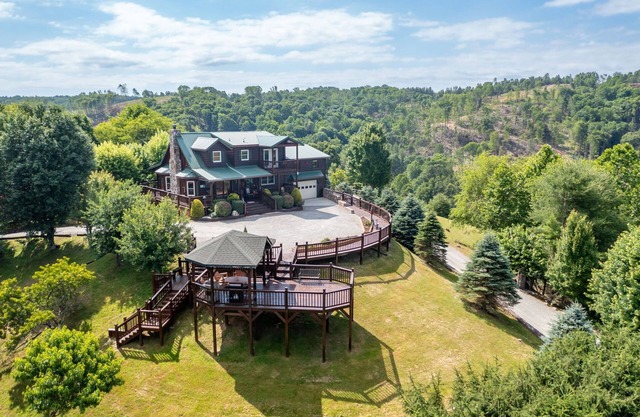 Rustic Cosmic Cabin with Panoramic Mountain views!