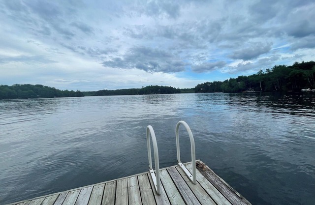 Rustic cottage minutes from Apsley on a bay off Chandos Lake.