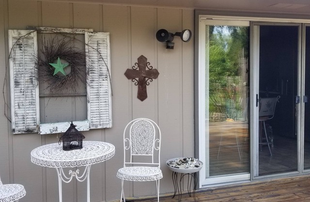 Rustic country charm - secluded sanctuary close to hospitals for traveling nurse