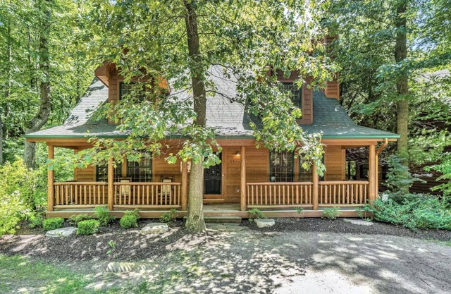 Rustic Elegance! Pool, Fire Pit, Hot Tub, Screened Porch & more!