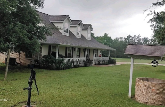 Rustic getaway on 3 acres - Only minutes from TEXS A&M University.